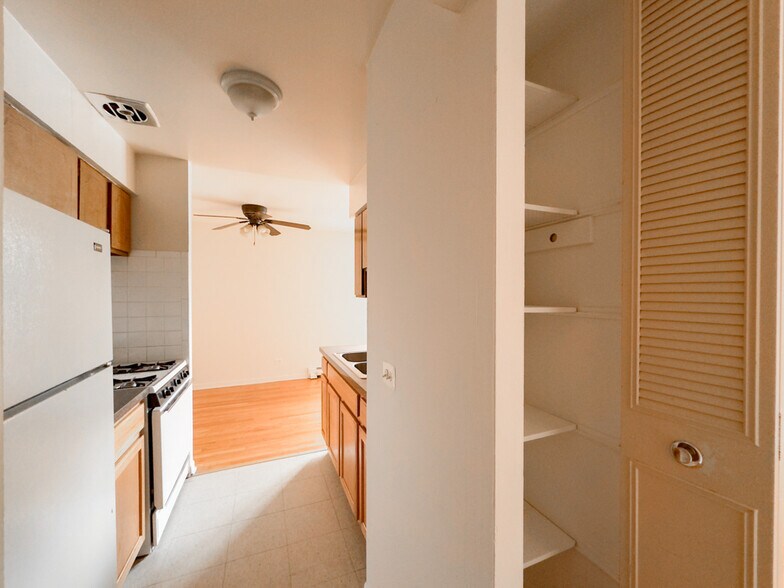 Building Photo - 535 W Aldine Ave