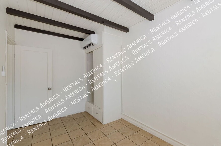 Building Photo - 3048 N Sparkman Blvd