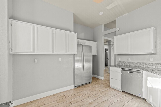 Building Photo - 5616 Royal Castle Ln