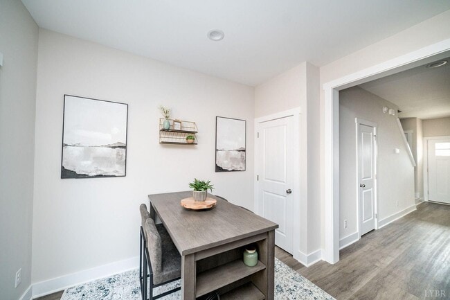 Building Photo - 16 Villa Ct