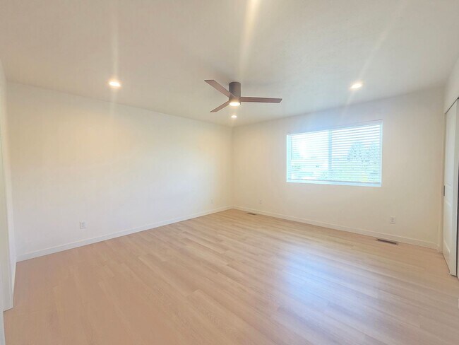 Building Photo - $2,500 - 4 Bed / 2.5 Stunning Home in Five Mile Prairie Neighborhood