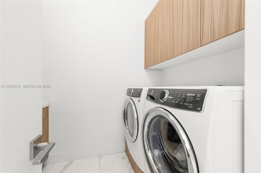 Building Photo - 7455 NW 103rd Pl