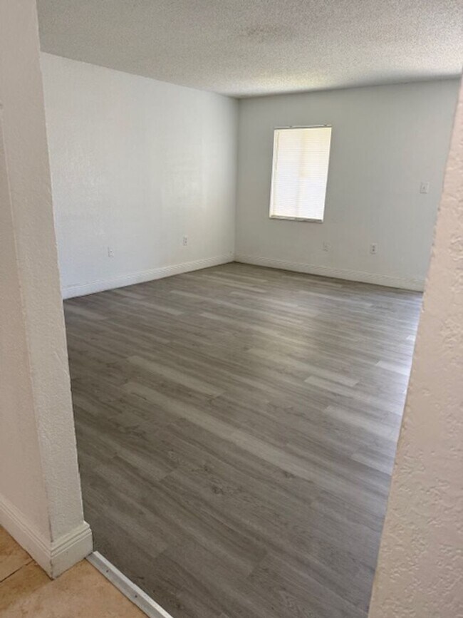 Building Photo - Privately owned 3 bedroom condo