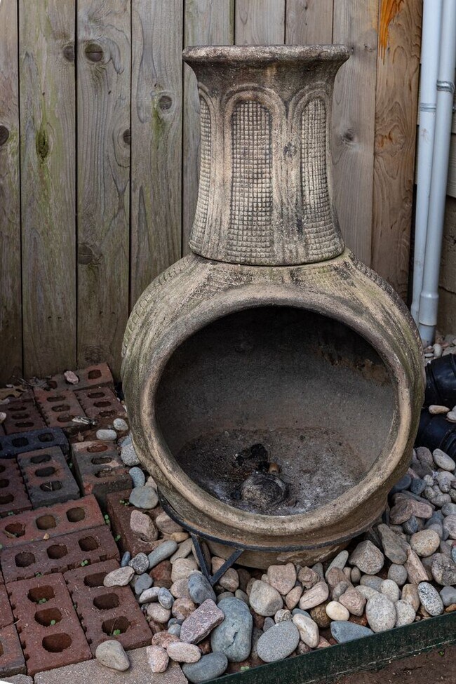 Building Photo - 1515 1/2 S Carson Ave