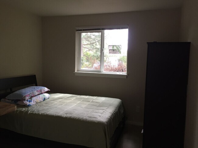 Building Photo - Charming 2-Bedroom, 1-Bathroom Condo in Prime Factoria Location
