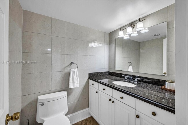 Building Photo - 900 Bay Dr