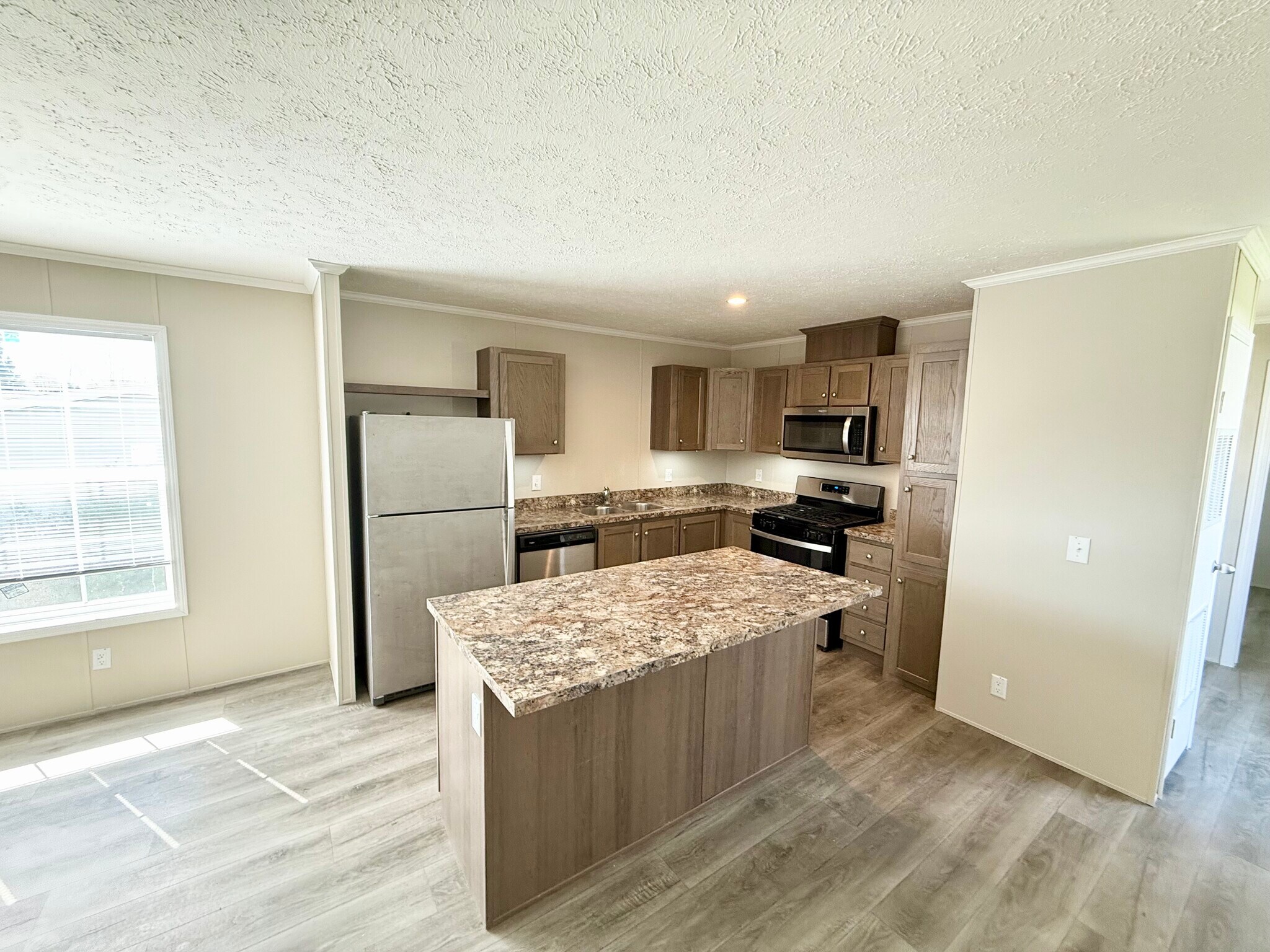 Building Photo - 9356 River Dr