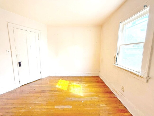 Building Photo - 3 BED 1 BATH BEAUTIFUL SINGLE FAMILY HOME