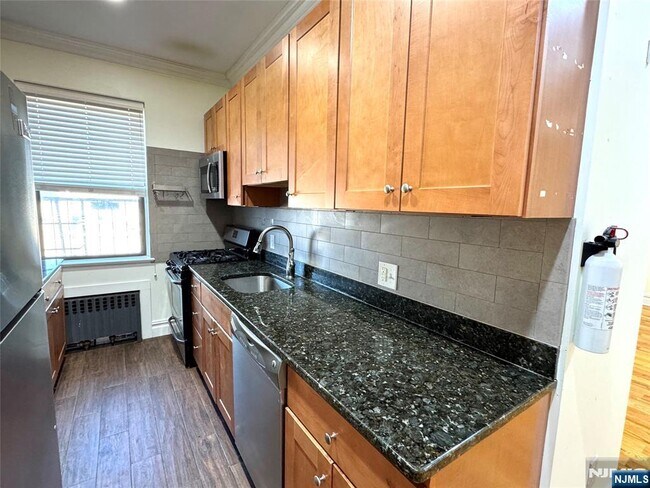 Building Photo - 855 Broad B2