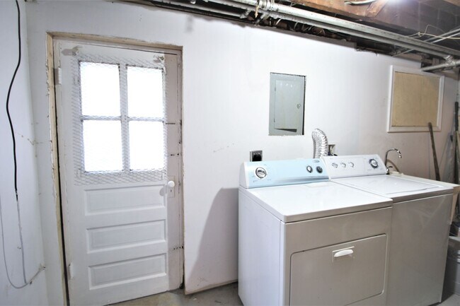 Building Photo - Townhouse Two Blocks to Braddock Rd Metro Station