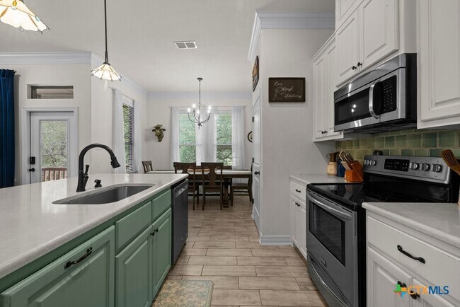 Building Photo - 2402 Twin Ridge Ct