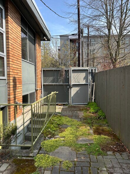 Building Photo - 1327 E Howell St