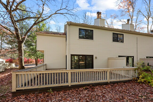 Building Photo - 27 Farmington Chase Crescent