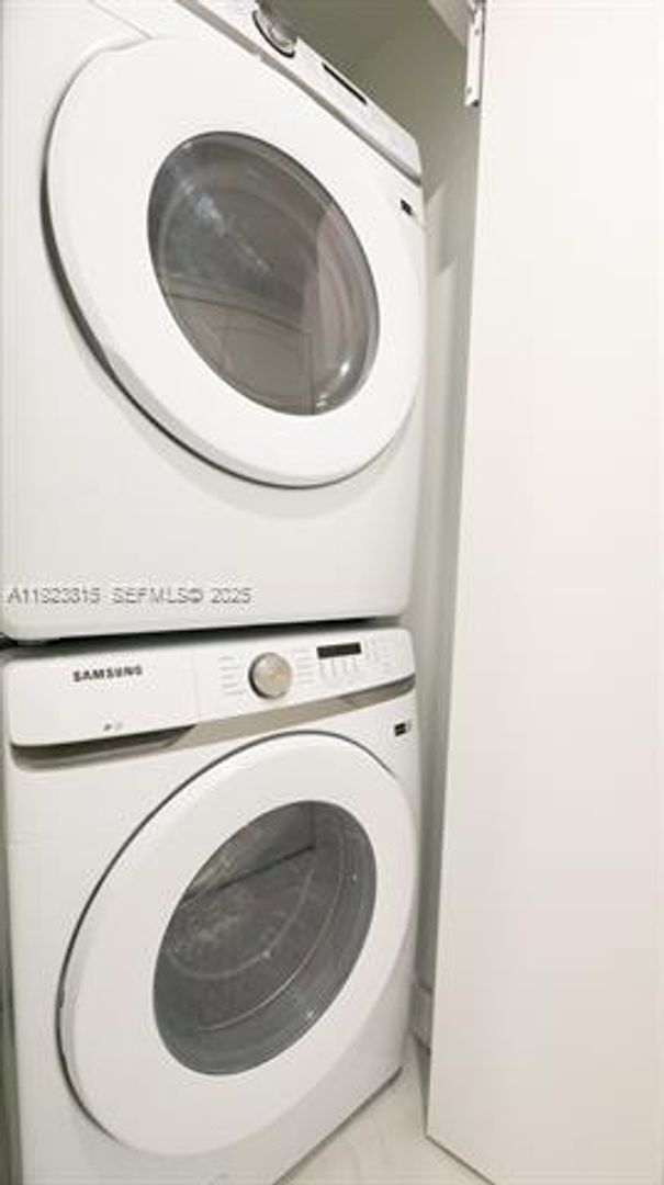 Building Photo - 700 NE 24th St