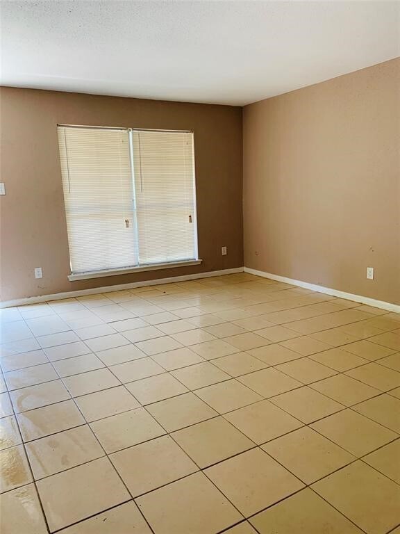 Building Photo - 5625 Antoine Dr