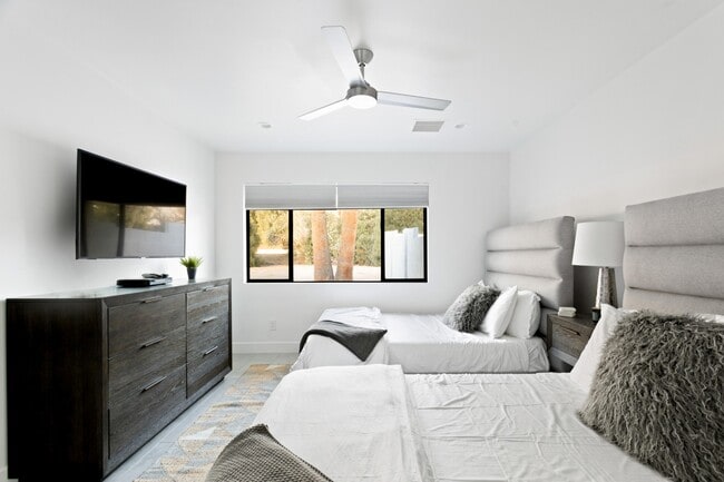 Building Photo - 4633 N 49th Pl