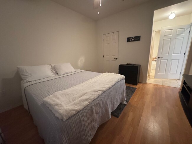 Building Photo - SHORT TERM FULLY FURNISHED 3BD/3BA TOWNHOUSE