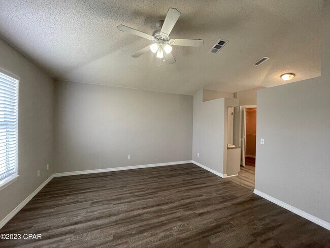 Building Photo - 122 Treasure Palm Dr