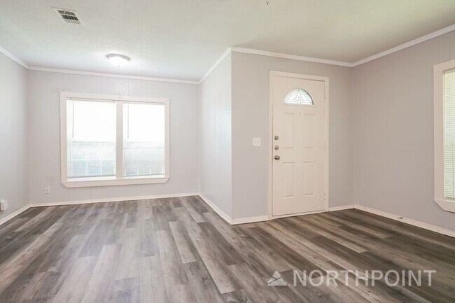 Building Photo - 1211 Country Club Rd