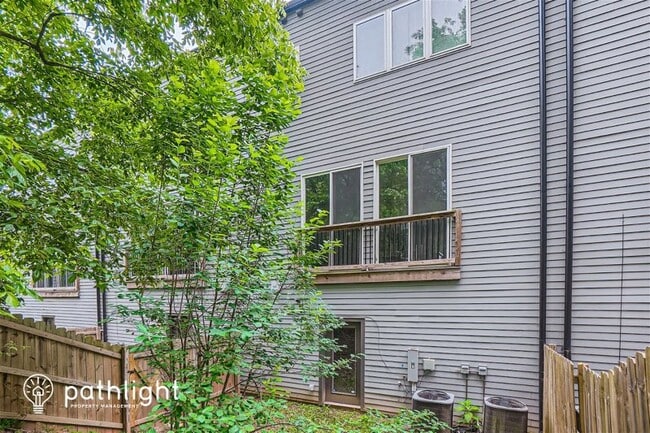 Building Photo - 865 Cavanaugh Avenue SE