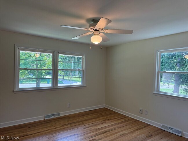 Building Photo - 475 Meadowlane Rd
