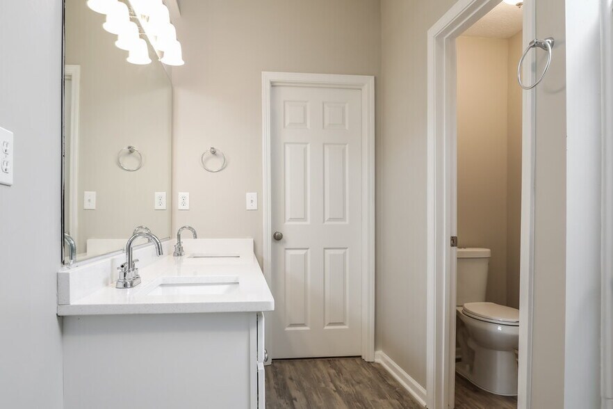 Building Photo - 752 Fairmont Park Dr