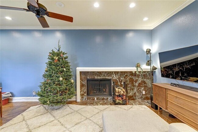 Building Photo - 1307 Kinney Ave