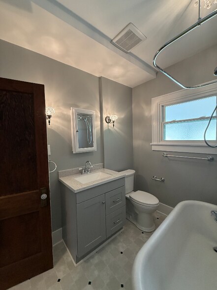 Building Photo - 825 Avon St