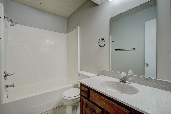 Building Photo - 4 bed, 2 bath home in Yukon