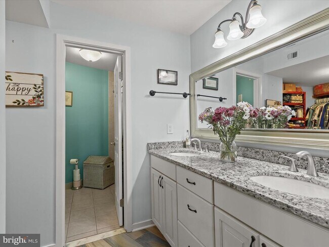 Building Photo - 7024 Channel Village Ct