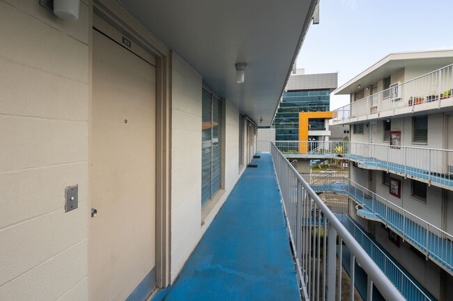 Building Photo - Available now! Prime location Studio with Parking!