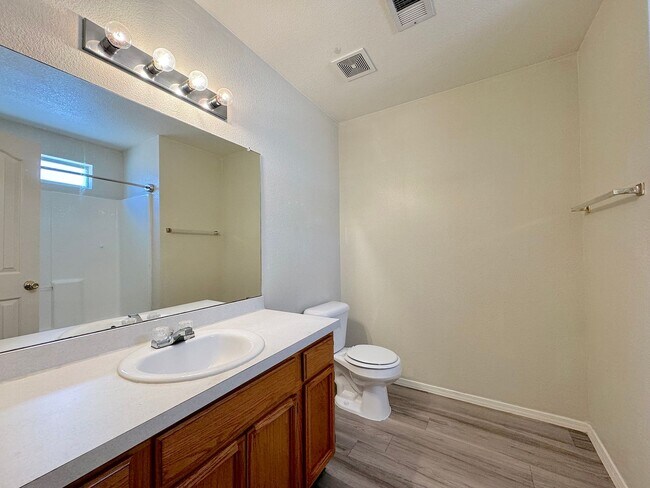 Building Photo - East El Paso 3 bed/2 Bath