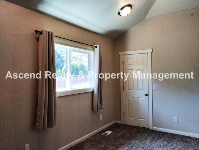 Building Photo - Spacious One Level Open Floor Plan with La...