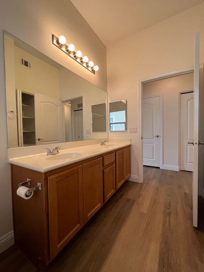 Building Photo - Beautifully remodeled 3 bedroom 2 bathroom downstairs condo right next to the pool!!