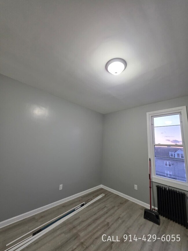 Building Photo - 94 Maple St