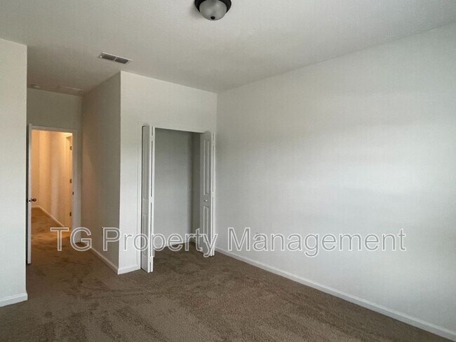 Building Photo - 40 Pinebury Ln