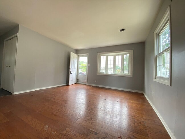Building Photo - 3 Bedroom Home With Central Air
