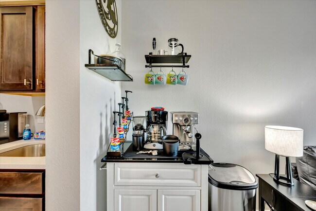 Building Photo - 8303 Palm Pkwy