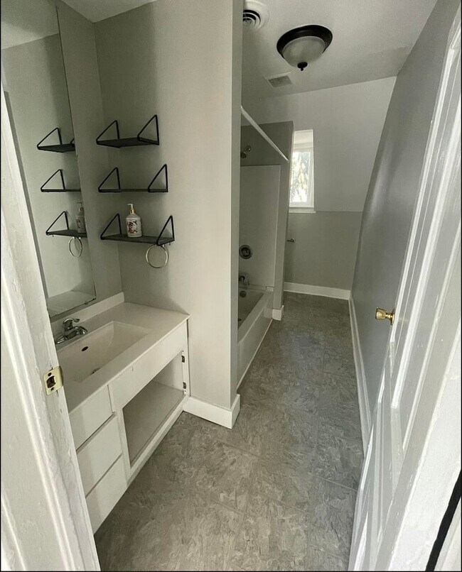 Building Photo - 811 Park St SW