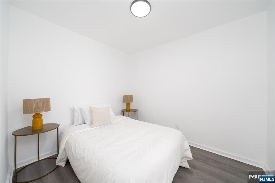 Building Photo - 10 McDougall St