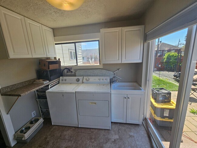 Building Photo - Beautiful Home in the Spokane