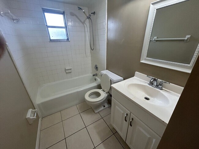 Building Photo - 1228 SE 24th Ave