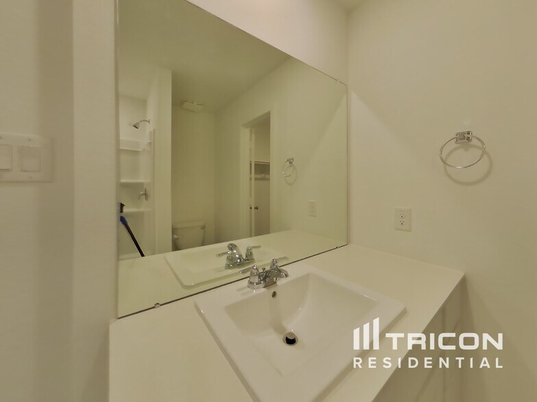 Building Photo - 3013 Dawn Sound Dr
