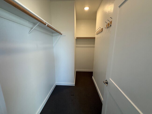 Building Photo - 2710 Sartain St