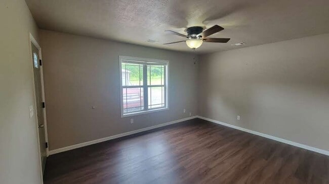 Building Photo - 3/1 Apartment in Batesville • Water Included • Commutable