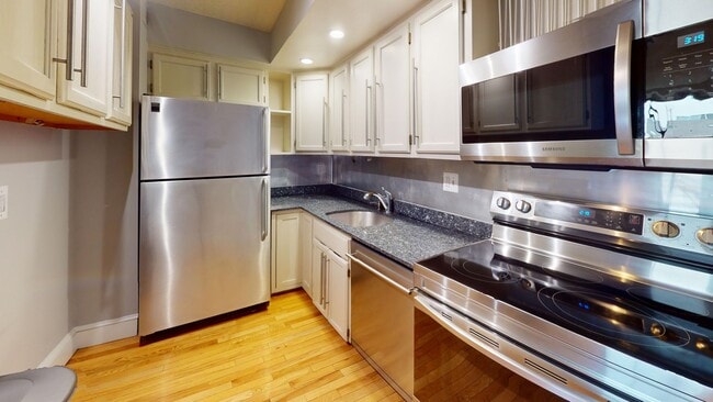 Building Photo - Dupont Circle One Bedroom W/Roof Top Pool,...