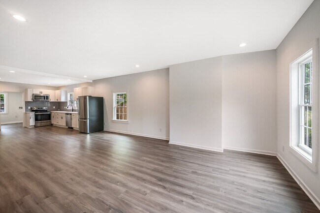 Building Photo - 114 N Guthrie Ave
