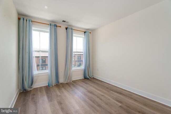 Building Photo - 3 E Hartwick Dr