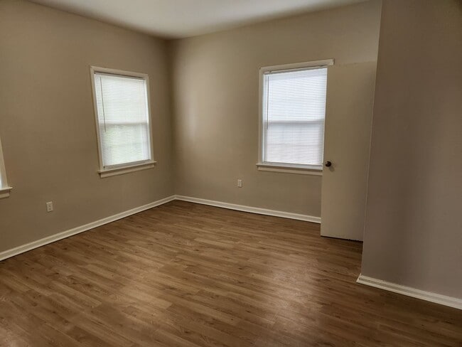 Building Photo - 2 Bedroom 1 Bath Upper Level unit-Close to...