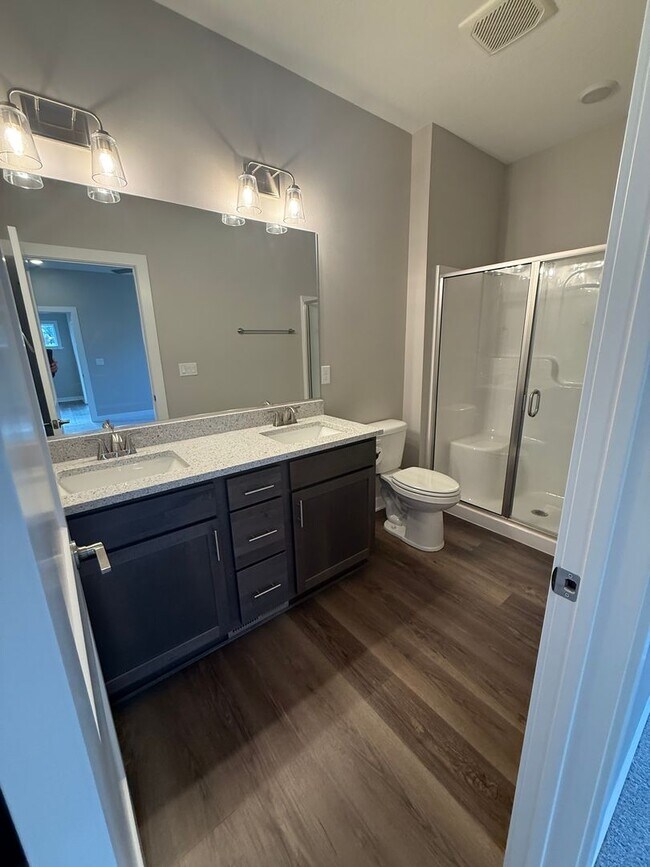 Building Photo - Spacious home in a desirable neighborhood